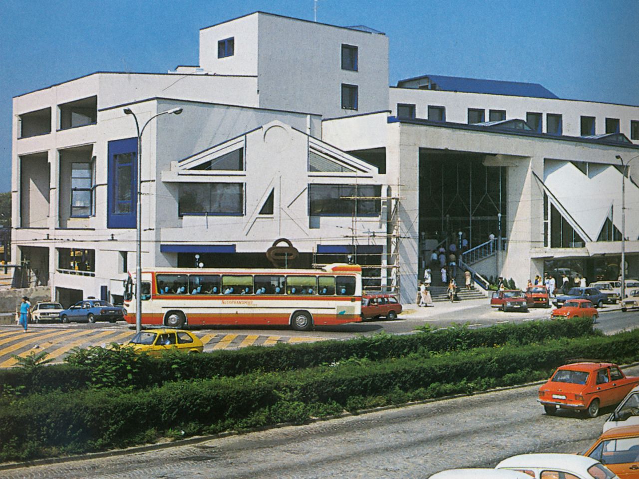 Autobusni kolodvor, Avenija Marina Držića, oko 1987. godine. Te je godine proradila zgrada novog kolodvora